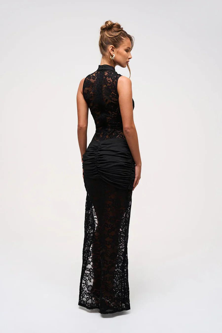 Mira – robe féminine en dentelle avec fente