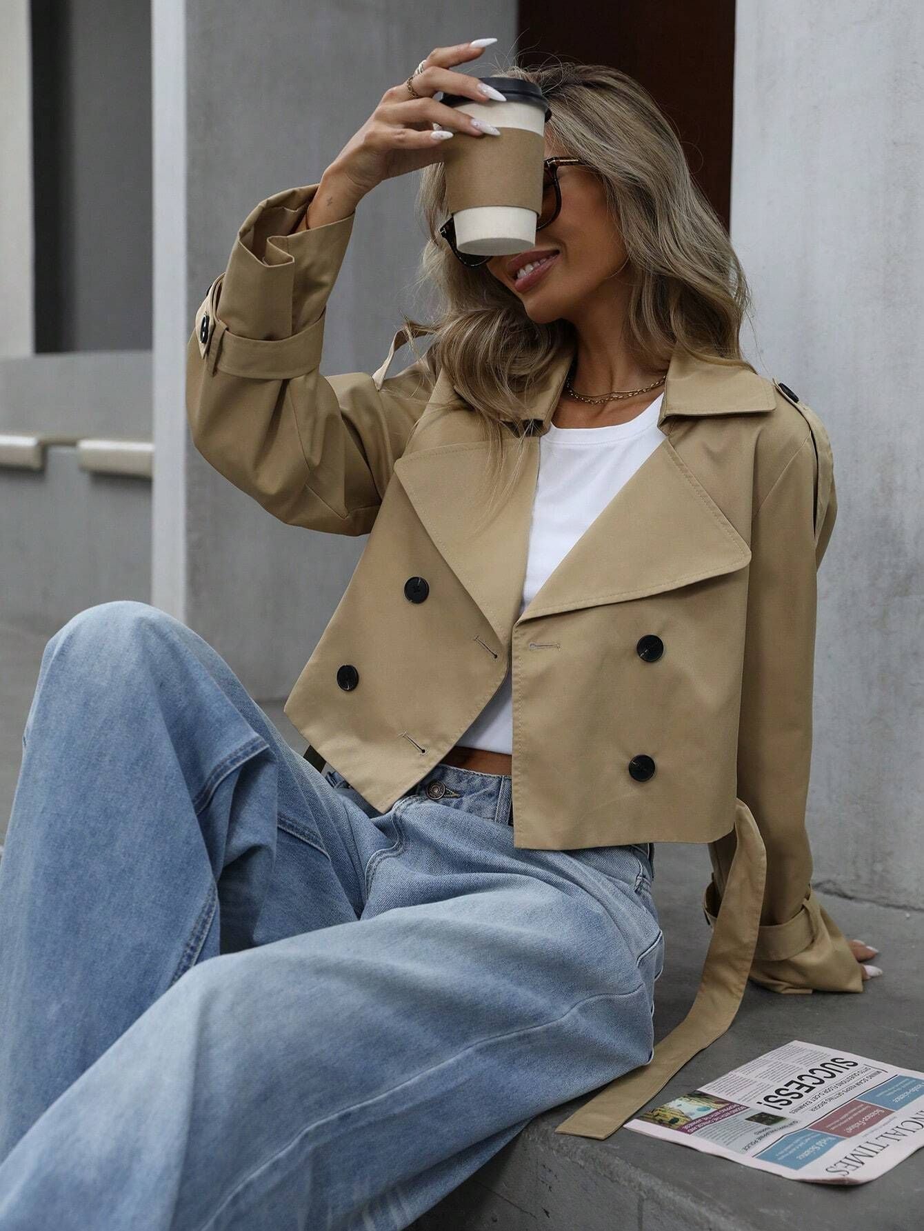 Trench-coat Adele